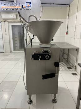 Embutideira cont�nua � v�cuo com torcedor em inox 2000 kg / h para lingui�as espetinho Vemag